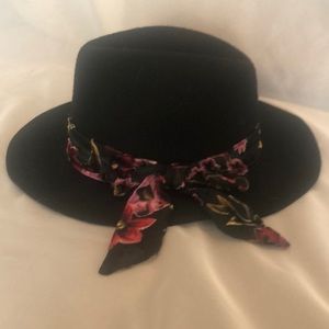 Wool hat with floral tie